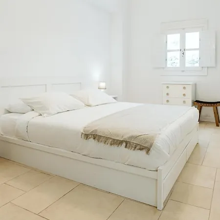 Semesterbostad 3-room Family With Massive Pool, Location, Seconds From Cliff! *